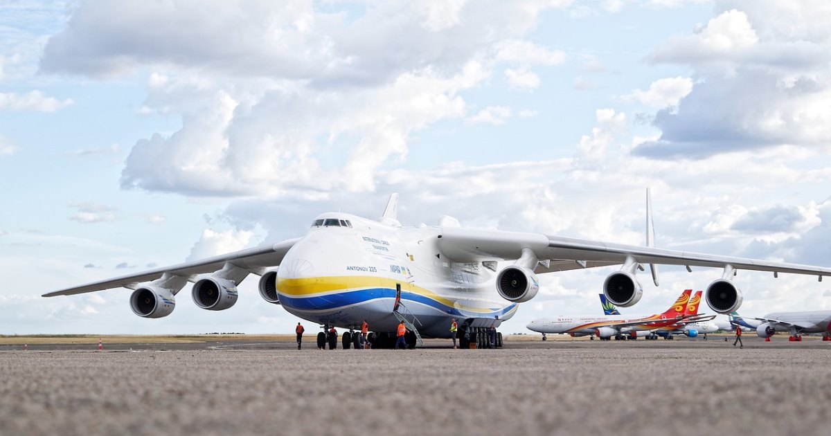 El avión más grande del mundo Antonov An-225-Mrija .